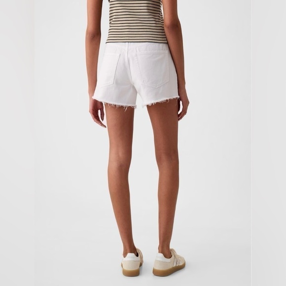 GAP - Super cute and comfy raw edge white denim 5 pocket shorts. Size 28T. - Picture 2 of 10